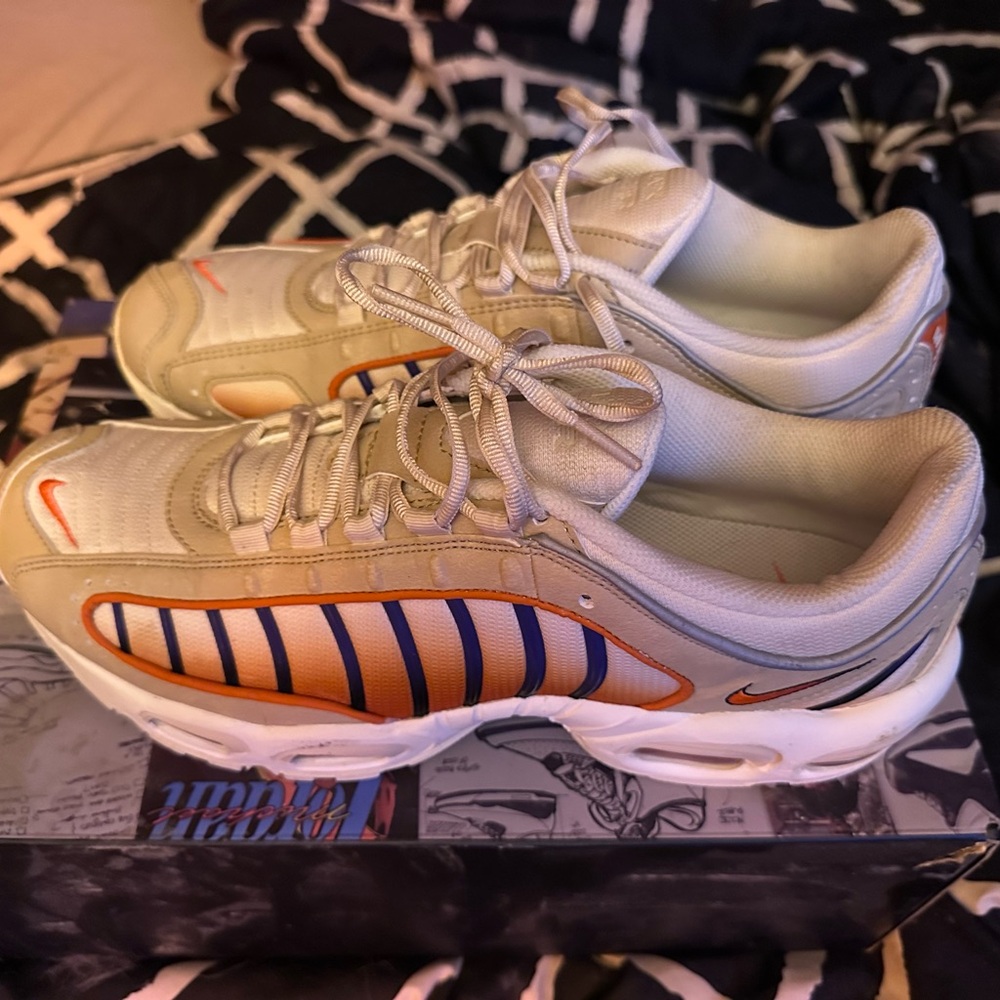 Nike Air Max Tailwind 4 BRAND NEW 🔥💪
Size 11.5 but fits my 10 foot perfectly.
